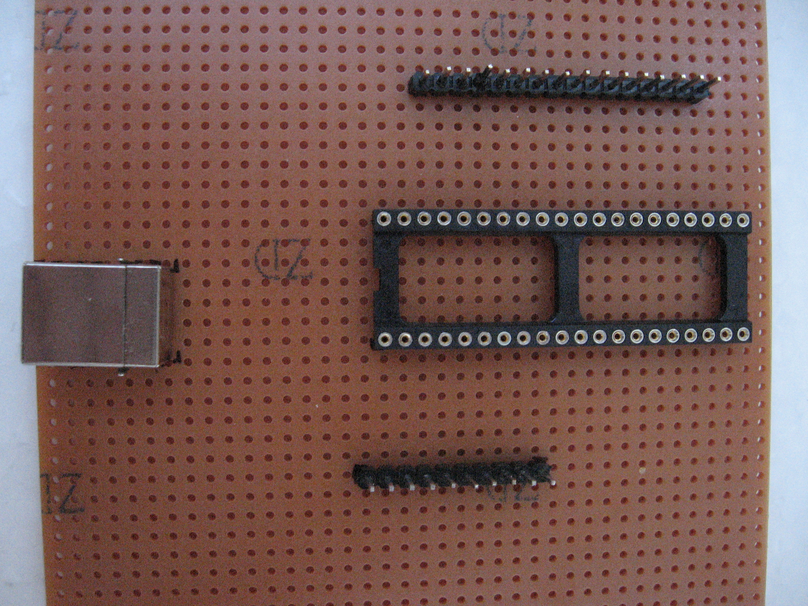 Placa de textolit, soclu de 40 de pini, o bareta de 16 pini si una de 10 pini, mufa USB