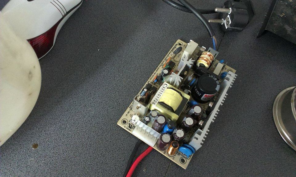 sursa12v.jpg