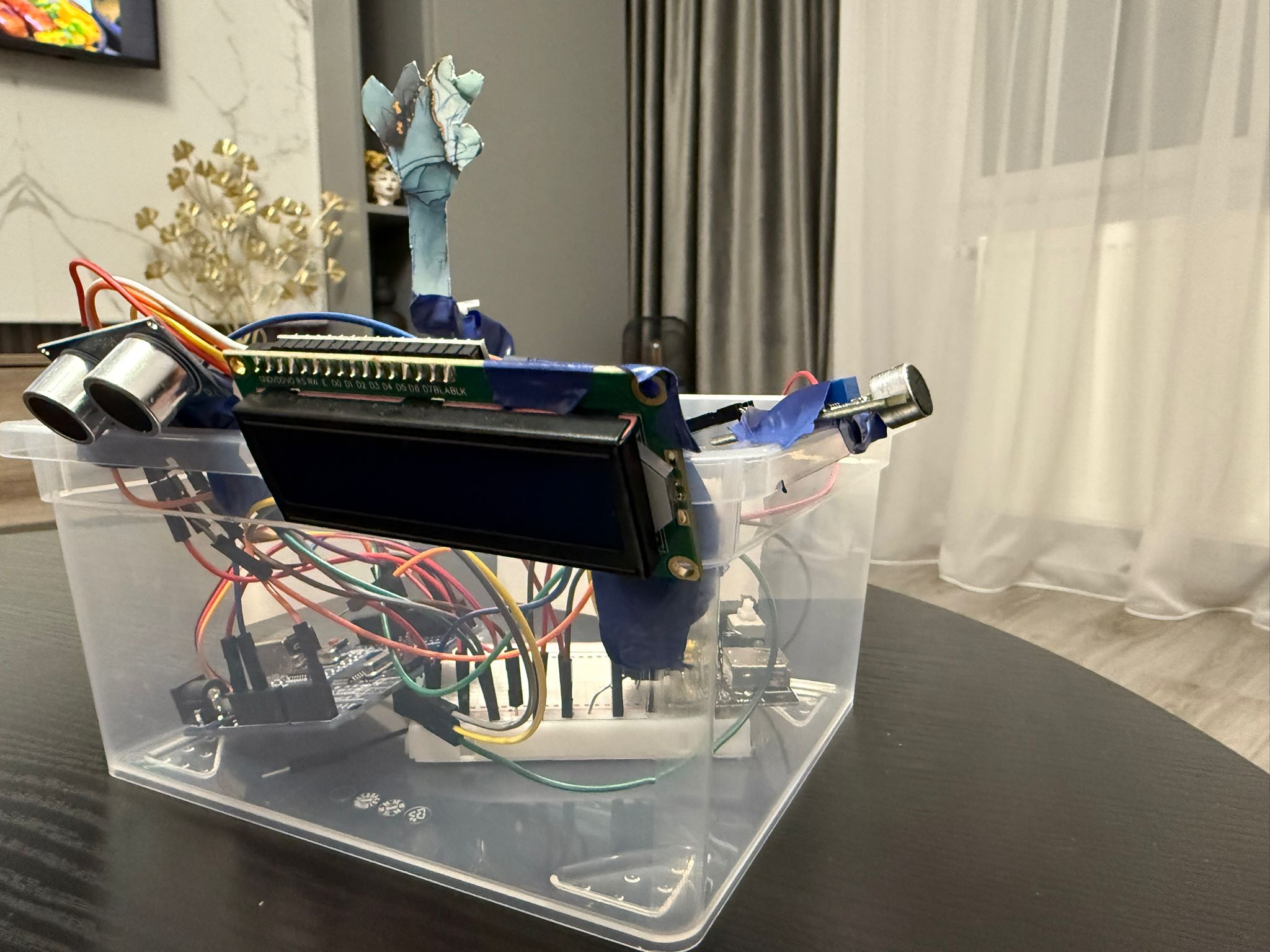 Desktop Companion — vedere frontala cu LCD, HC-SR04 si brat de salut