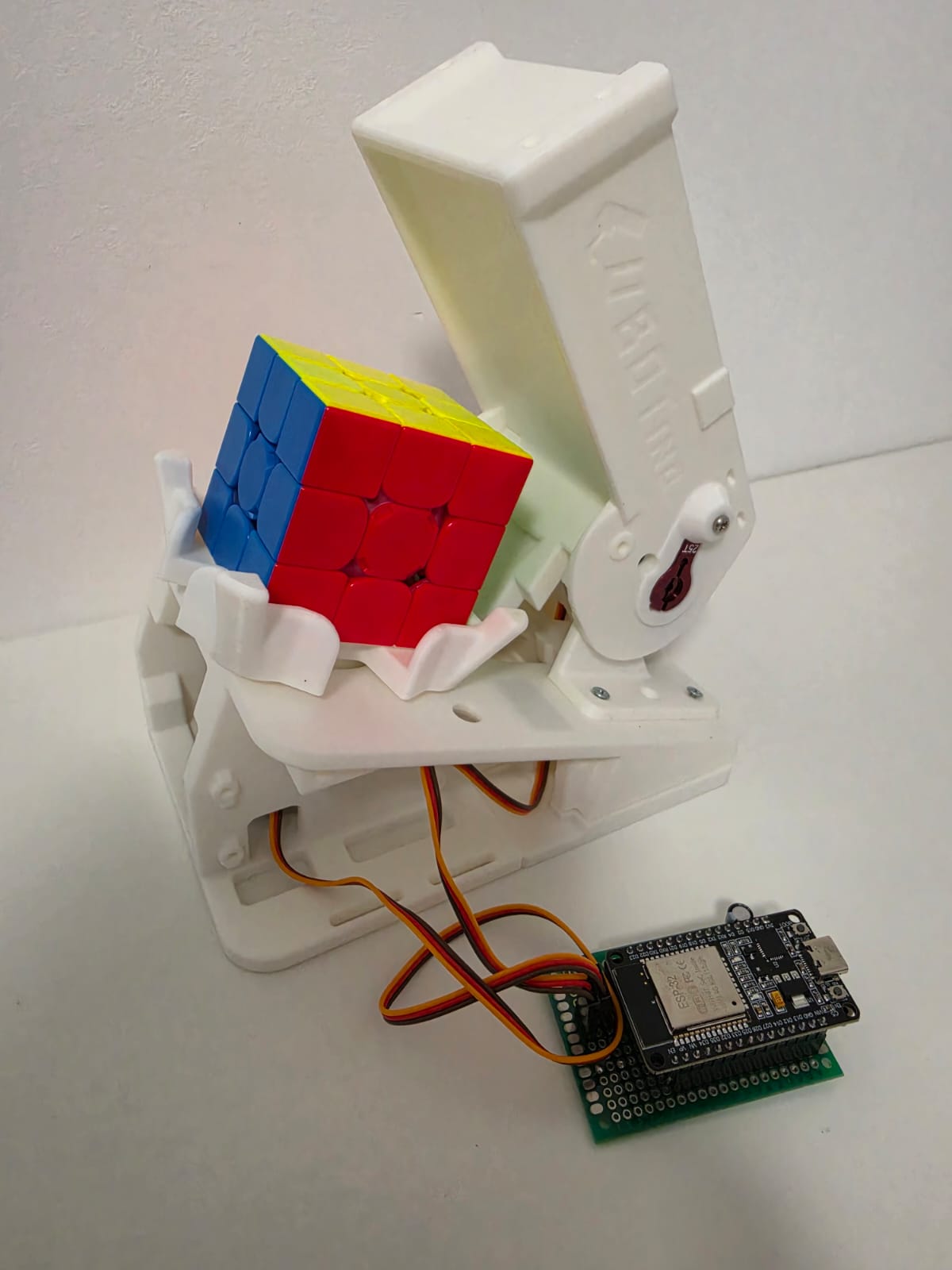 pm:prj2026:farhad_ali.gul:robot_rubik.jpeg